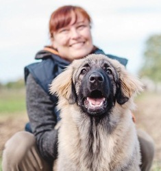 Sandra Ilievski (instruktorica i savjetnica za ponašanje pasa, službena primijenjena pseća etologistica (Certified Applied Canine Ethologist))