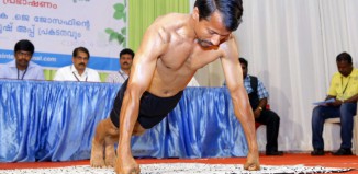 KJ Joseph, ayurvedski liječnik i vegan iz Indije, oborio Guinnessov svjetski rekord - 82 skleka u minuti, 2092 skleka u sat vremena i lomljenje željeznih šipki golim rukama.
