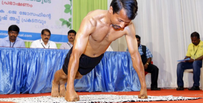 KJ Joseph, ayurvedski liječnik i vegan iz Indije, oborio Guinnessov svjetski rekord - 82 skleka u minuti, 2092 skleka u sat vremena i lomljenje željeznih šipki golim rukama.