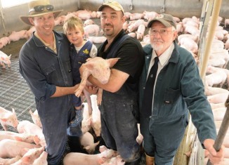 Vlasnici ogromne farme svinja se zadovoljno smiješe na obiteljskoj fotografiji, iako znaju da će porobljene svinje sve biti poklane isključivo zbog njihove financijske koristi.