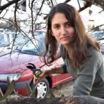 Miroljubiva vrtlarica Marija Zrnić poručuje: "Upotrebljavajte škare za obrezivanje suhih grana na voćkama, a ne za masovno spolno sakaćenje pasa i mačaka."