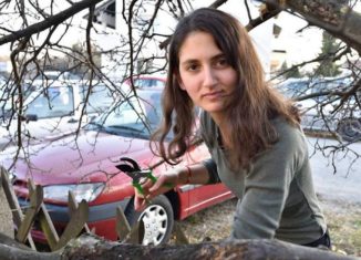 Miroljubiva vrtlarica Marija Zrnić poručuje: "Upotrebljavajte škare za obrezivanje suhih grana na voćkama, a ne za masovno spolno sakaćenje pasa i mačaka."